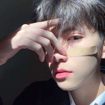 大眼帅哥非主流头像
