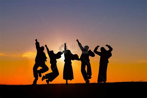 人,友谊国际快乐微笑的轻女人群快乐的朋友公园自拍杆拍照国际朋友公园自拍高清图片下载-正版图片300159274-摄图网