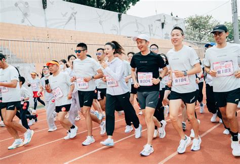 深一度｜和奥运冠军一起奔跑，中国体育品牌和跑友一路成长_私·奔_澎湃新闻-The Paper