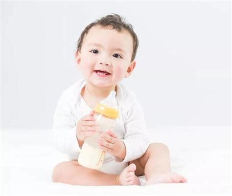 婴儿喝奶时挣扎（宝宝吃奶中）-幼儿百科-魔术铺