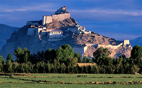 西藏日喀则：地球之巅 藏地庄园_自然与地理_科普博览_资讯_中国农业科技推广网