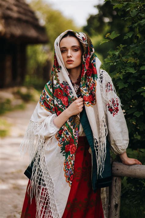 穿乌克兰传统服装的年轻女孩在雅座上散步素材-高清图片-摄影照片-寻图免费打包下载