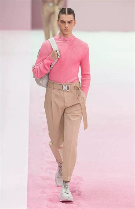 中性米色 + 塑料粉｜2020春夏中国男装流行色搭配-服装流行色彩-服装设计网