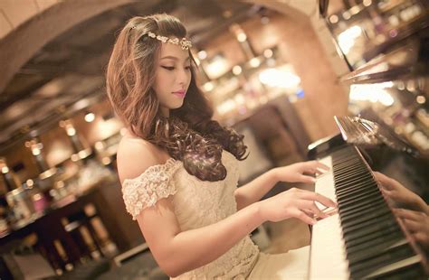女孩弹钢琴高清图片下载-正版图片502043086-摄图网