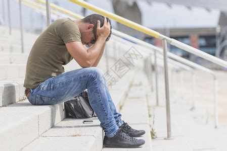 失去工作而丢弃在忧郁中失业的男子他坐在楼梯上患有精神痛苦年轻的沮丧郁闷高清图片下载-正版图片307966571-摄图网