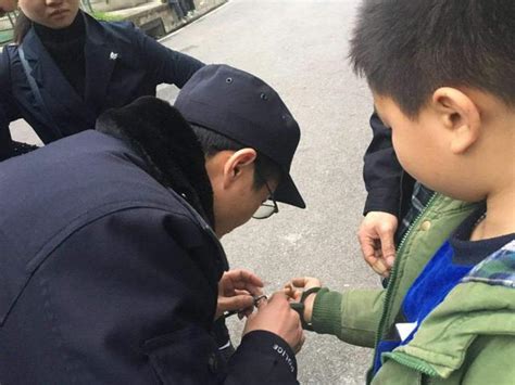 小朋友被“手铐”铐住 民警帮助其成功打开_大渝网_腾讯网