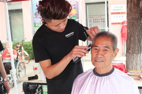 86岁越南老人71年不剪发不洗头，靠食用油涂抹头皮止痒__财经头条