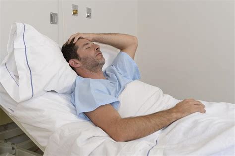 医院病床上的男人图片-躺在医院病床上的男人素材-高清图片-摄影照片-寻图免费打包下载
