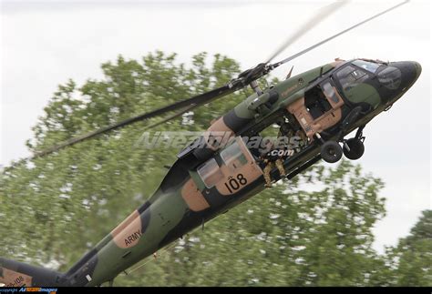 美军使用UH60V直升机进行未来直升机操作测试