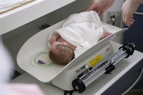 新生婴儿奶量参考表（宝宝每个月长多少斤是正常的）-幼儿百科-魔术铺