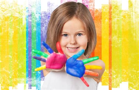玩颜料快乐的孩子们图片-学校正在玩颜料快乐的小女孩素材-高清图片-摄影照片-寻图免费打包下载