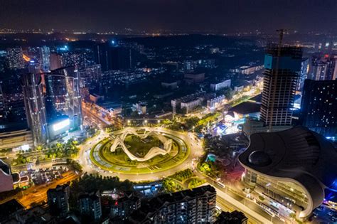 武汉光谷广场地标雕塑“星河”基本完工，市民路过“一睹为快”|光谷广场|雕塑|星河_新浪新闻
