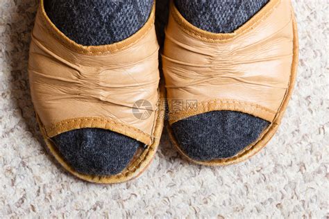 舒适柔软的鞋家里穿拖袜子的女脚高清图片下载-正版图片304594670-摄图网