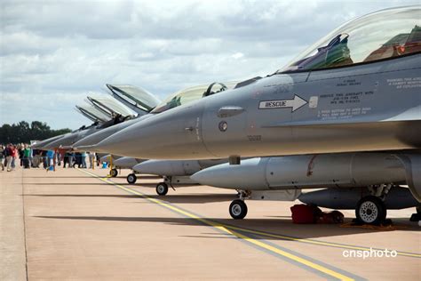 来自各国空军的F-16战斗机在停机坪上依次排开，气势逼人。_新浪图集_新浪网