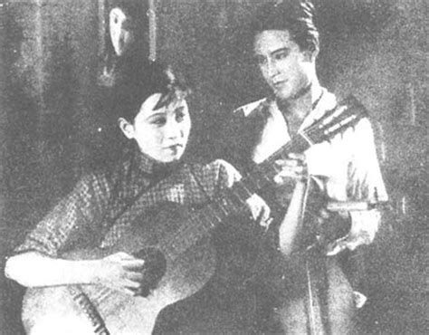 1965年原版，《大海航行靠舵手》，贾世骏原唱，电影军歌嘹亮插曲