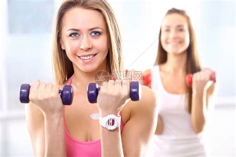 年轻的运动女孩在训练期间向超大女提供关于健身高清图片下载-正版图片505295610-摄图网