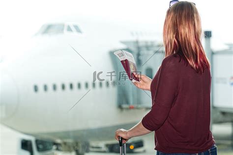机场窗口和航班起飞的女人，机场航站楼：快乐旅行环顾四周高清摄影大图-千库网