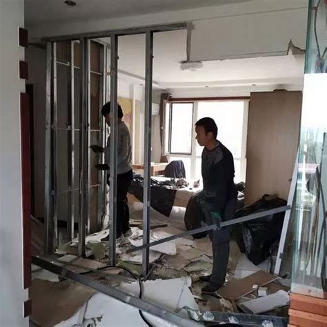 北京一公寓为群租隔断成小房间 墙壁挂满50台空调_凤凰资讯