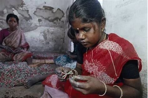 她被父亲50元卖做女佣，数百万印度儿童还在重复这样的命运