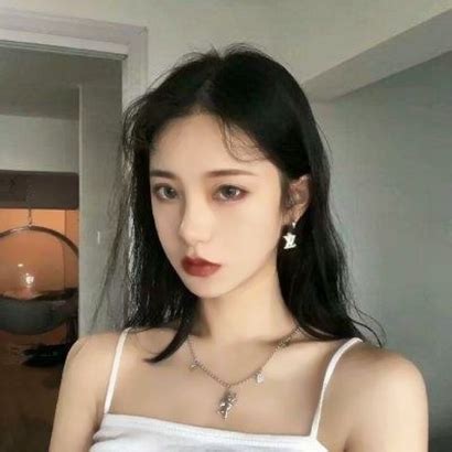 温柔露锁骨女生头像