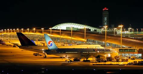实拍南航空客A350客机降落，四川航空空客321起飞，很自愈