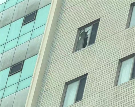一男子裸身从酒店坠亡，曾用房间内茶几砸碎窗户……警方通报-口水杭州-杭州19楼