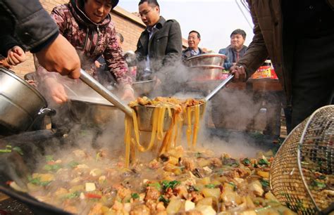 返璞归真，接地气的农村“大锅菜”，食材种类越多越好，越炖越香__凤凰网