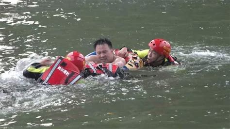 四川巴中：一男子下河游泳溺水命悬一线 消防紧急救援__财经头条
