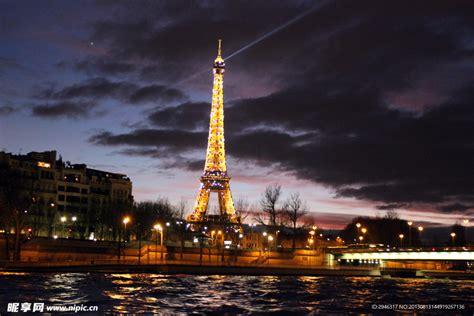 在巴黎的夏夜快乐之船停泊在塞纳河堤岸上夜间堤岸有很多彩灯光游轮停靠在塞纳河堤外城市的欧洲旅行高清图片下载-正版图片307854853-摄图网