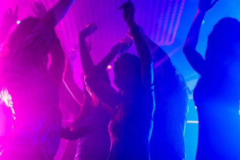 女孩DJ混合音乐与她的手在夜总会的高清图片下载-正版图片503799261-摄图网