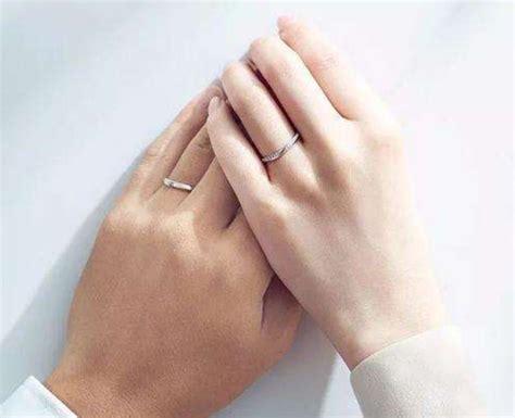 左手无名指戴戒指的含义 10个手指戴戒指分别代表什么_婚庆知识_婚庆百科_齐家网