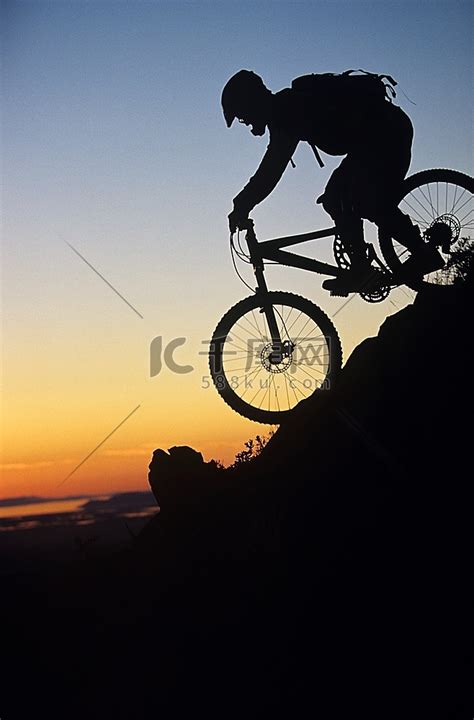 一名自行车运动员骑山地自行车下坡图片下载 - 觅知网