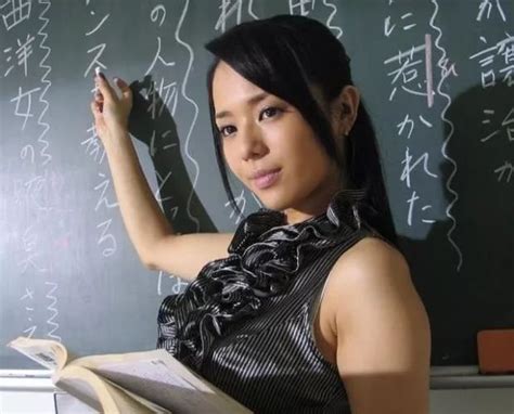 日本女老师体罚学生的方式，看着就心酸，只有七岁以后才会懂