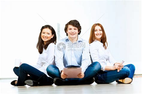 三个学生微笑着三个穿着休闲服的学生坐地板上微笑的形象高清图片下载-正版图片300244832-摄图网