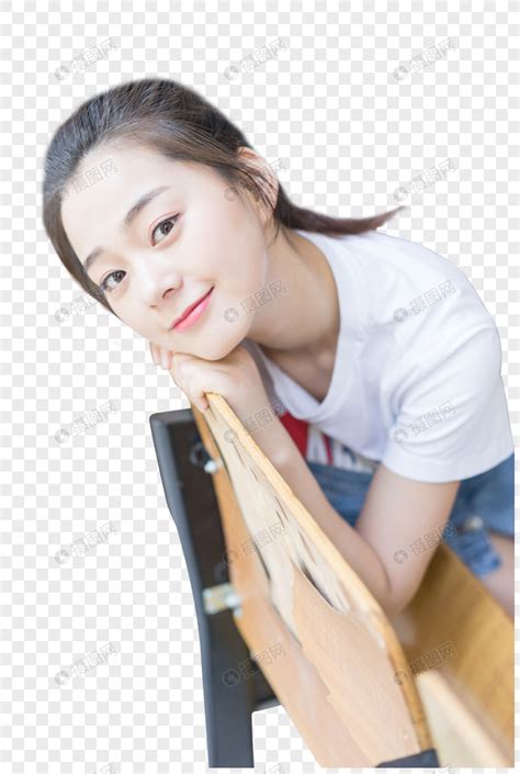 坐着的甜美女生头像