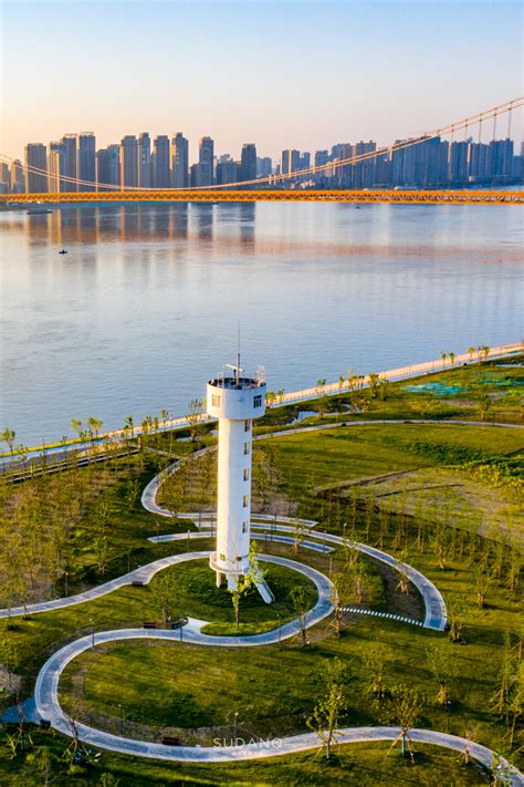 武汉新景点打卡点：洪山江滩之荻海栈桥、白色小灯塔