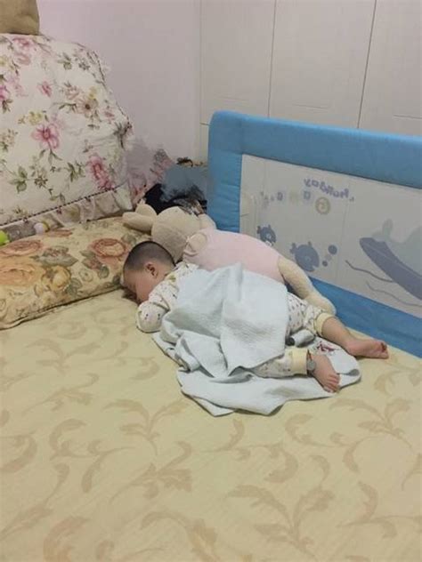 宝宝总从床上摔下来，要不要用床围？用床围宝宝更危险！
