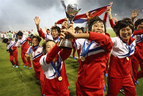 朝鲜女足这是要横扫世界？踢球对她们来说其实是“兼职”__中国青年网