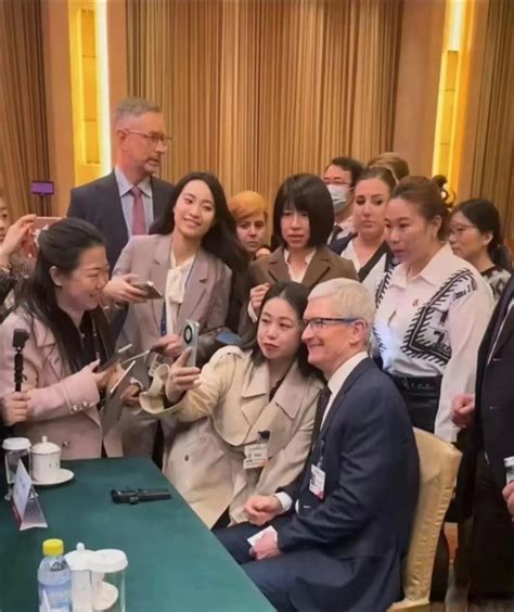苹果CEO库克访问中国：女子手持华为Mate60与其合影-电脑汇