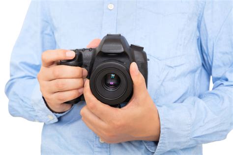 拿着复古相机的摄影师图片-摄影师双手拿着一个复古相机素材-高清图片-摄影照片-寻图免费打包下载