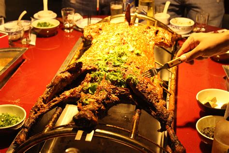 新疆烤全羊_新疆烤全羊的做法 - 新疆特色小吃 - 香哈网