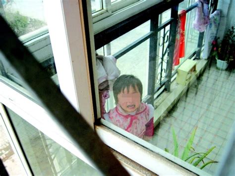 2岁宝宝把自己锁在屋里(图) 社会新闻 烟台新闻网 胶东在线 国家批准的重点新闻网站