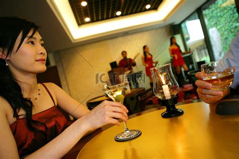 寂寞美女在酒吧喝酒的侧影视频素材_ID:VCG42N1139729732-VCG.COM