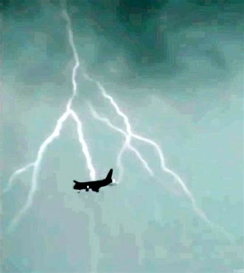 实拍俄罗斯客机高空遭雷击 场面惊险(组图)--天水在线