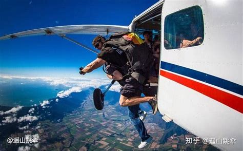 101岁老人跳伞：从四千多米高空一跃而下 年龄从来不是事儿|降落伞|跳伞|老人_新浪新闻