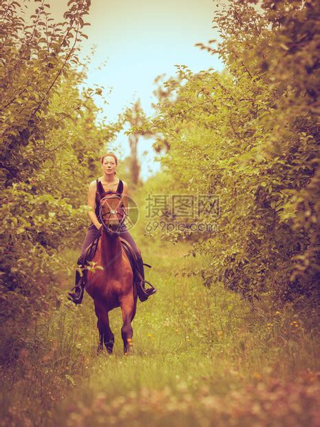 年轻女人在阳光明媚的春日上骑马年轻女人高清图片下载-正版图片304625084-摄图网
