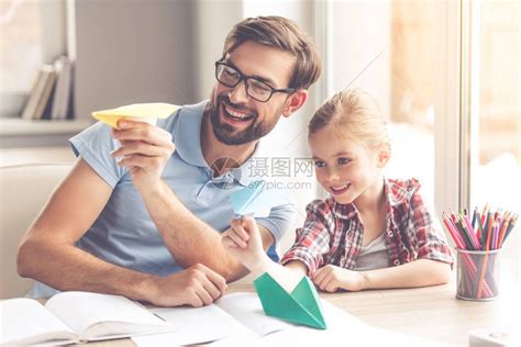 帐篷里父亲和女儿一起读书快乐家庭的父亲与子女女儿在帐篷里看书 图片下载 - 觅知网