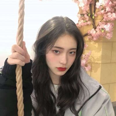 气质干净的甜美女生头像