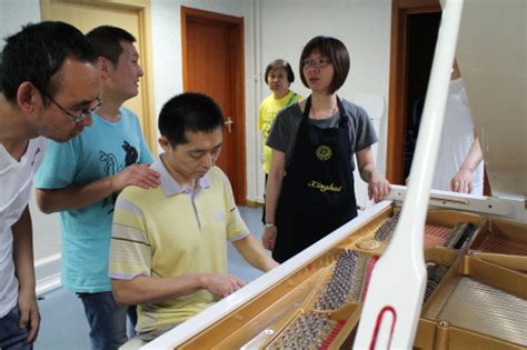 用音乐追光 富阳90后盲人姑娘开起钢琴调律工作室_凤凰网视频_凤凰网