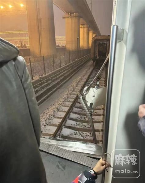 北京地铁昌平线发生故障，乘客称车厢断开、有伤员骨折-麻辣杂谈-麻辣社区
